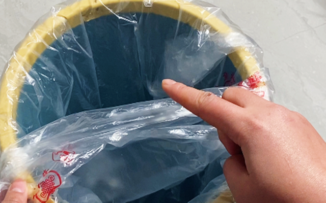 厨房“垃圾桶”放上2个瓶盖,作用太神奇了,一年省下不少钱