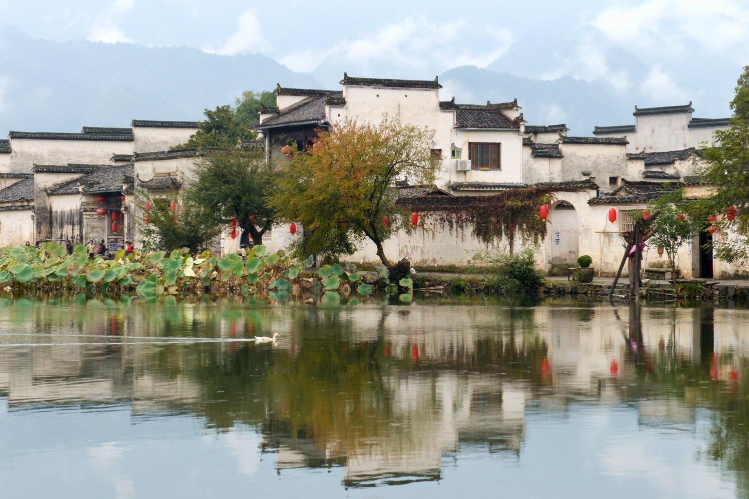 宏村|在一片山林中,一座红砖建成的小山村在我国古建筑中占有重要地位