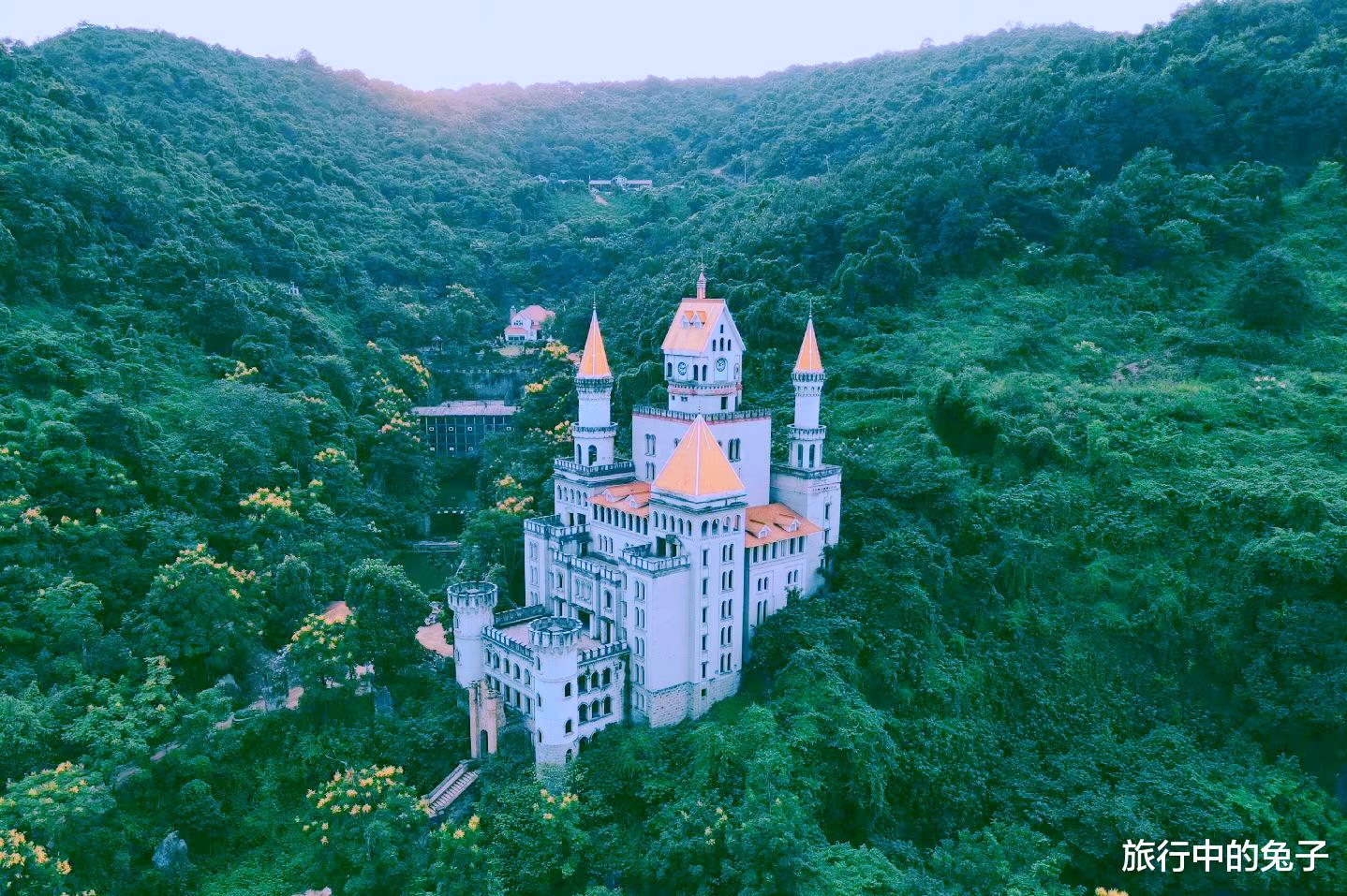 重庆耗资2亿的城堡,欧式风格明显,却沦为了烂尾楼