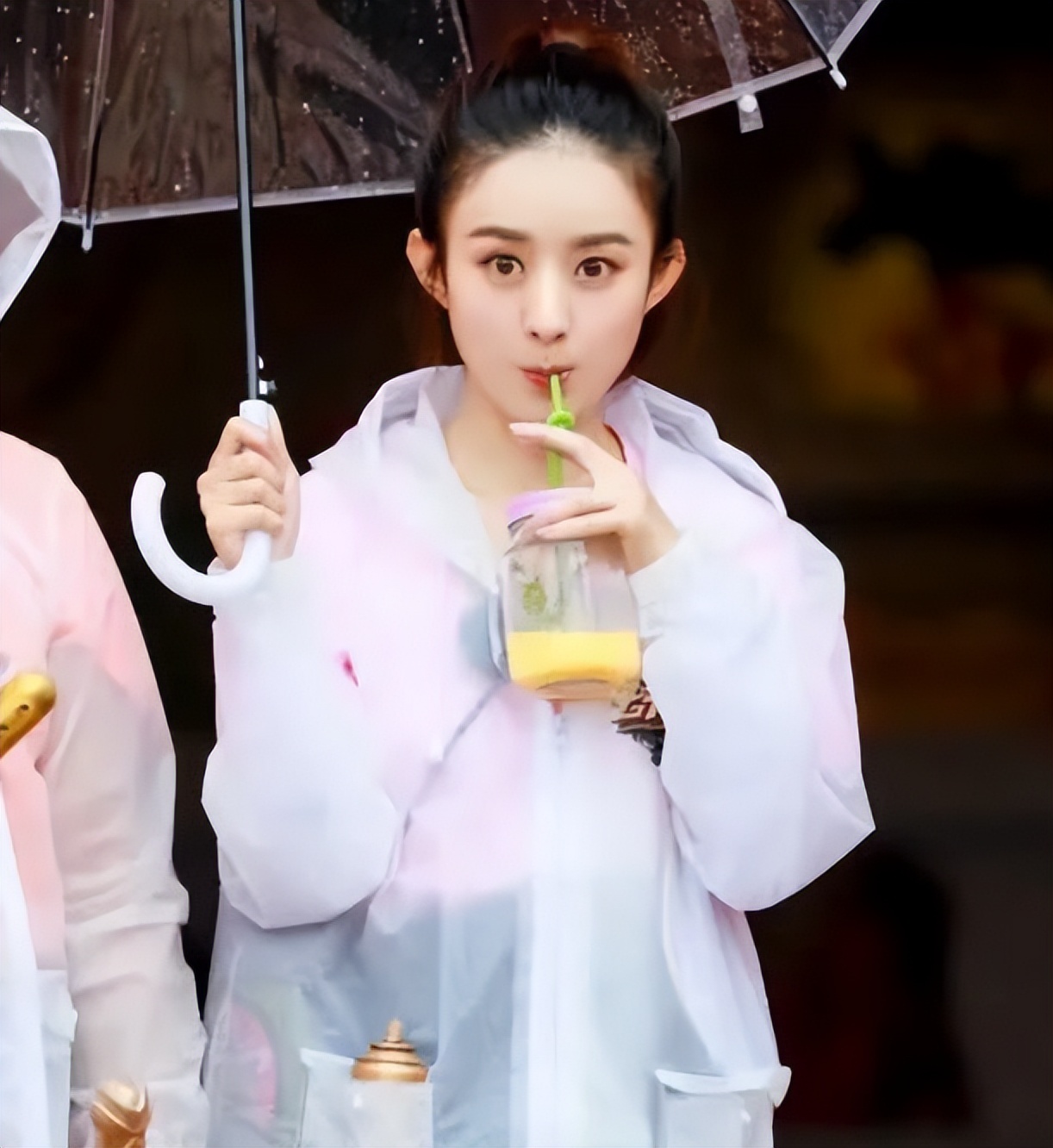 赵丽颖|赵丽颖片场狂吸奶茶！鼓起腮帮子似松鼠，与男演员牵手肤色差明显