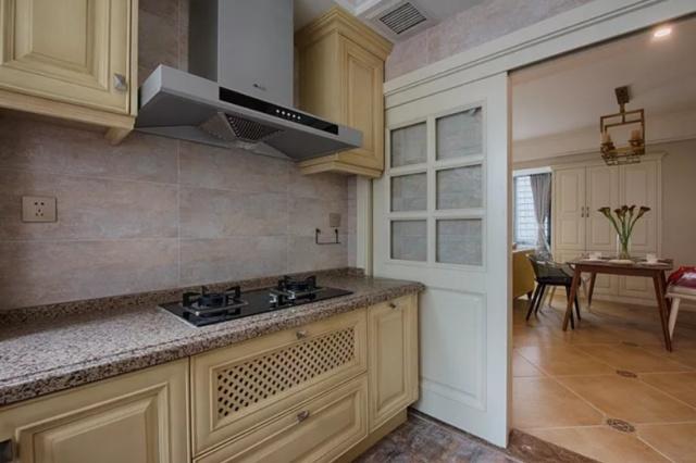 老婆硬在客厅装“假床柜”,入住才知实用!邻居羡慕极了,晒晒