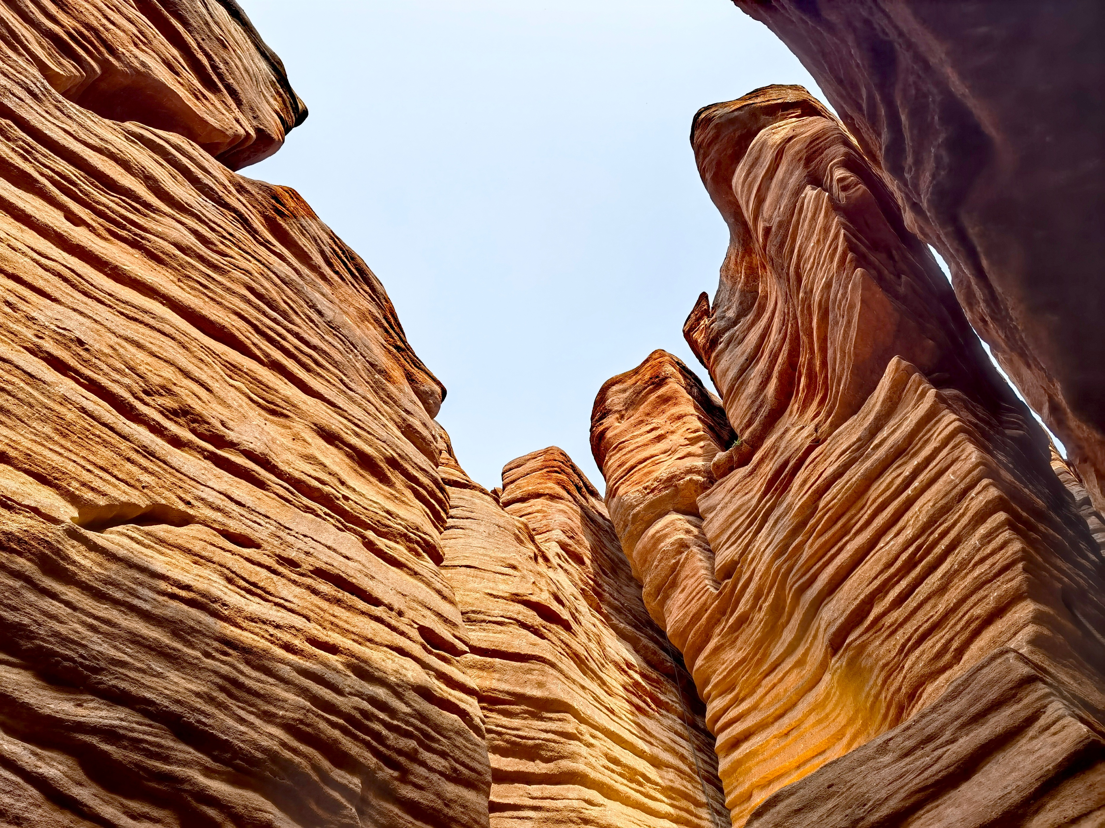 乡村旅游|这个300万年形成的洞峡群，砂岩纹理层层叠叠，感叹大自然的奇妙