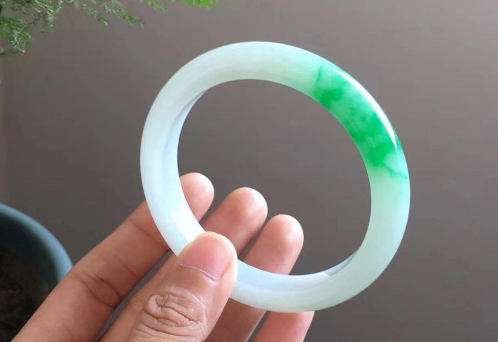 翡翠手镯|清仓甩卖的翡翠手镯,是没有真货的,不要再傻傻上当了