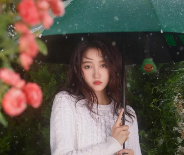 关晓彤|?造型真的是反应明星的一大利器,关晓彤最新造型,网友表示看着像木偶