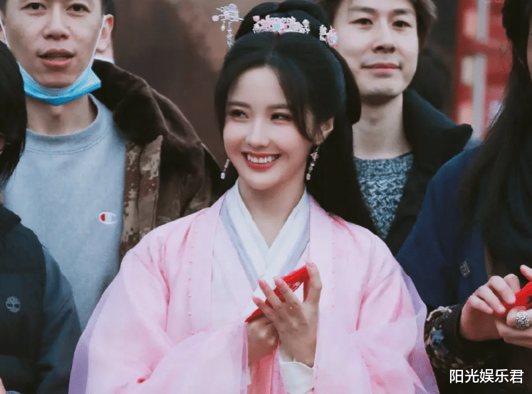 王艺瑾|嘉行传媒真是好眼光,王艺瑾穿古装:这是照着演员标准选爱豆吧