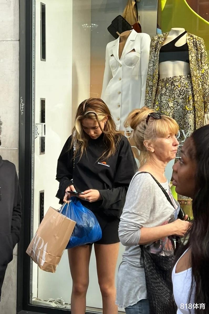 诺丁山|接地气! 谷爱凌逛伦敦诺丁山二手市集, 淘到好看衣服塞进蓝色塑料袋