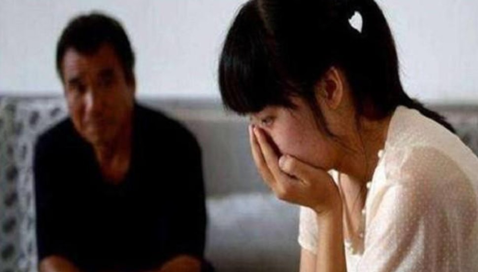 因拒绝给弟弟买房,女博士睡梦中被父亲砍死,判刑时:女儿白养了