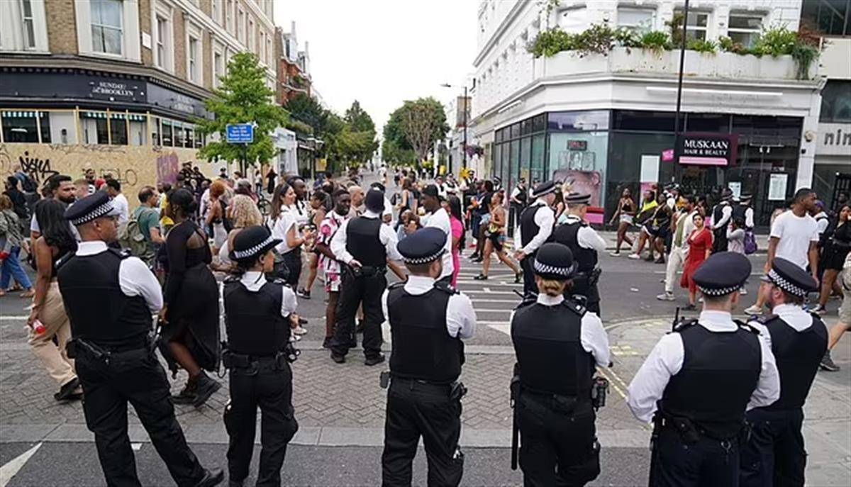 英国诺丁山狂欢节失控,说唱歌手被刺死,女警被多人“侵犯”
