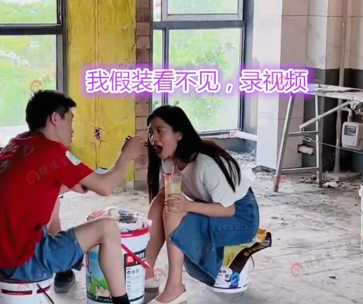 女业主和装修工小伙互相喂食,装修工妻子:我装没看见,录了视频