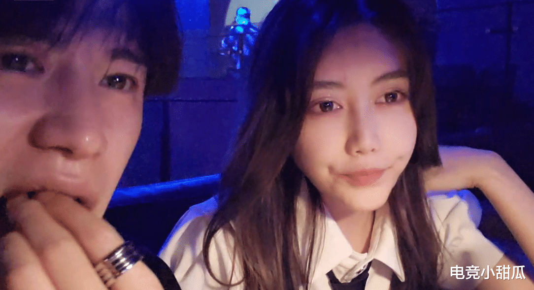 童锦程|童锦程开播,直播间桌面曝光,桌上的香烟亮了,网友:信息量太大