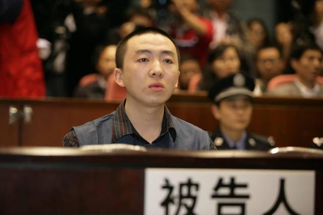 2006年银行ATM机损失20万,取钱小伙一审被判无期,最后结果如何