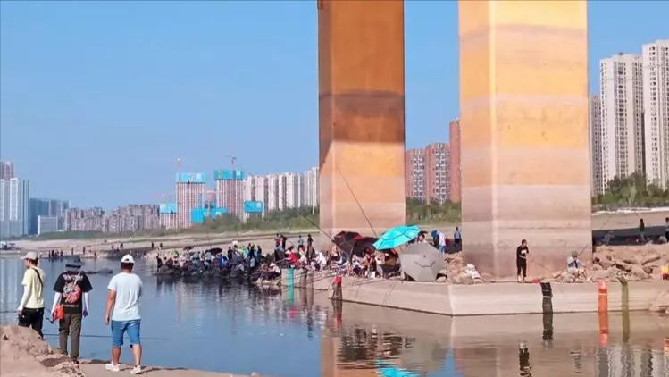 长江大桥|湖北一河道水位下降，钓鱼人纷纷聚集于此，知情人：已有两人落水