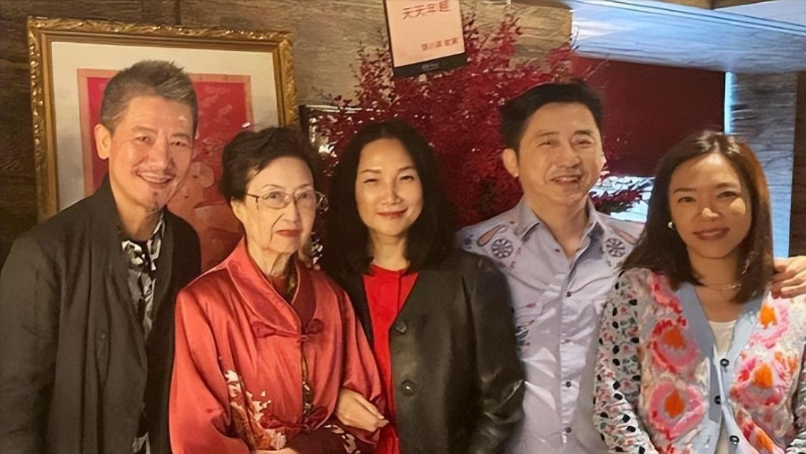 庾澄庆|庾澄庆再婚6年首度公开秀恩爱，跟老婆张嘉欣甜蜜搂抱对唱情歌