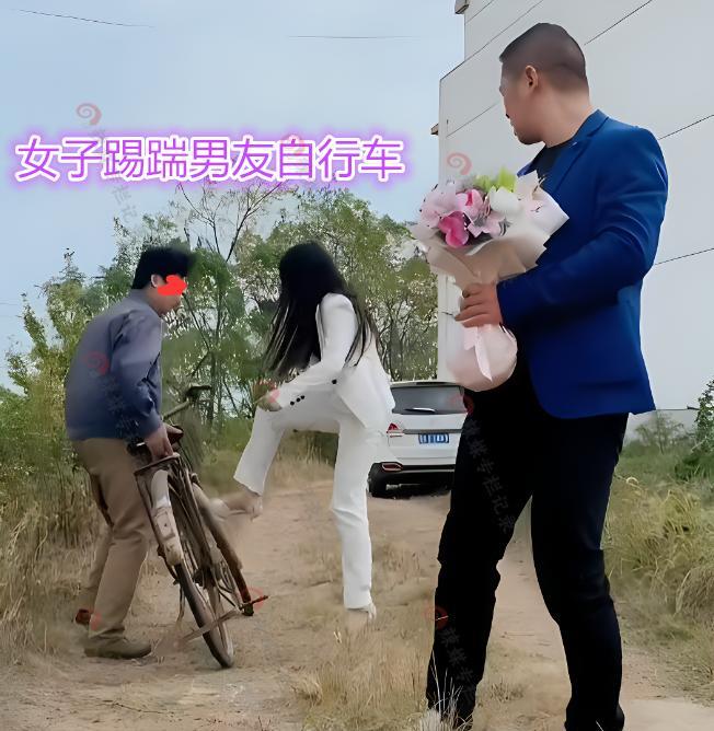 为和前男友进城享福,女子踢踹男友自行车:不想和你过苦日子了