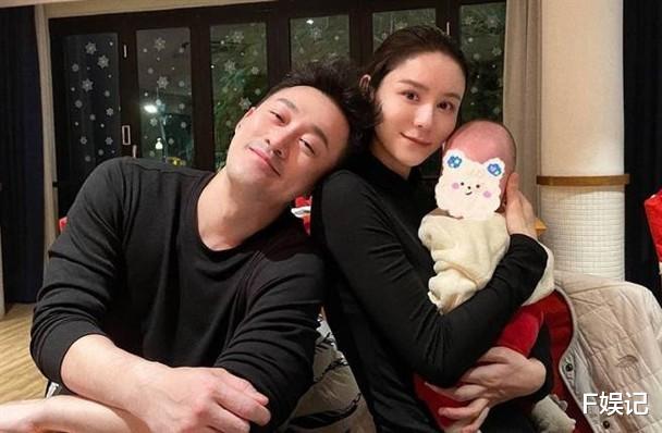 林峰|林峯为了妻女在香港街头拍戏防疫意识高:停机秒戴口罩、车内吃饭