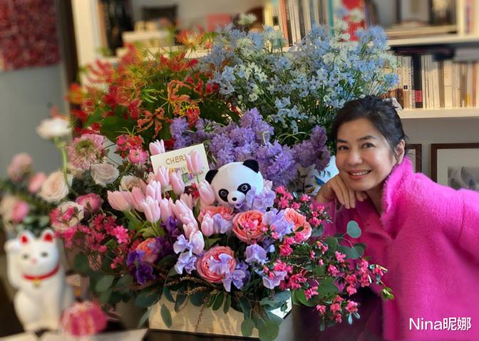 钟楚红|钟楚红庆62岁生日,年过花甲穿立领芭比粉偶像包袱重,五官精致大鼻子抢镜