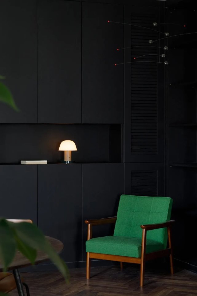 88㎡小众罗马复古风设计，玄关柜和转角弧形墙体中设计壁龛