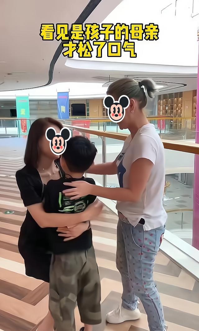女子在商场偶遇儿子，直接冲过去抱他，一旁的继母下意识抱紧孩子