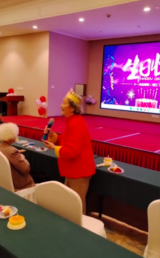 朗诵|90岁“王夫人”周贤珍庆生!当众大声朗诵不结巴,头发花白精神好