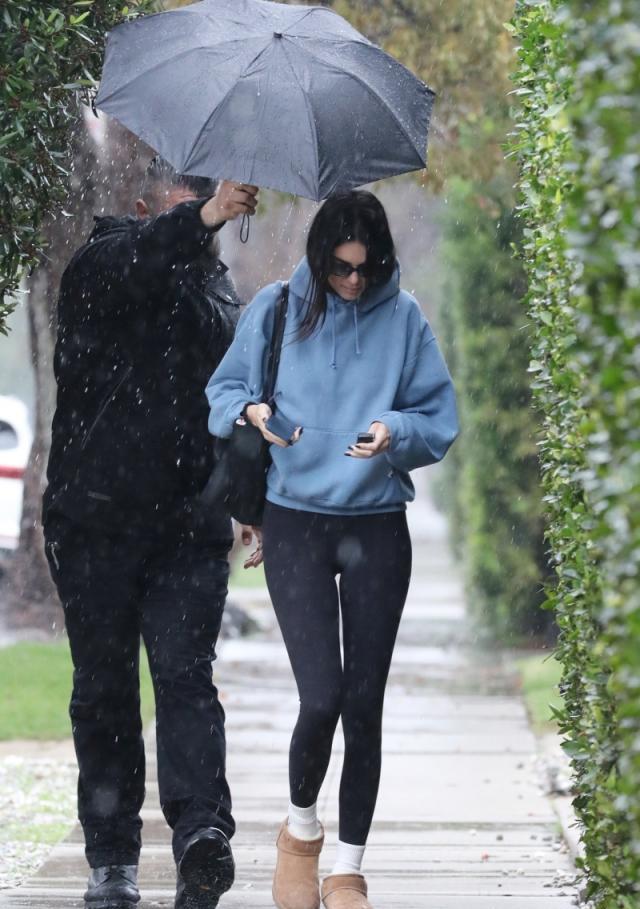 肯达尔·詹娜|肯达尔詹娜晒美照,双手拿伞,被网友嘲笑