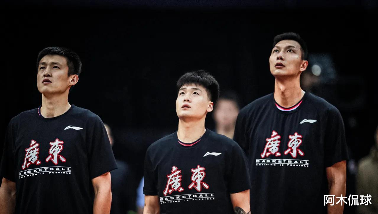 广东男篮|阿联周鹏做错什么？全网建议两人退役别祸害球队，广东队该重建吗