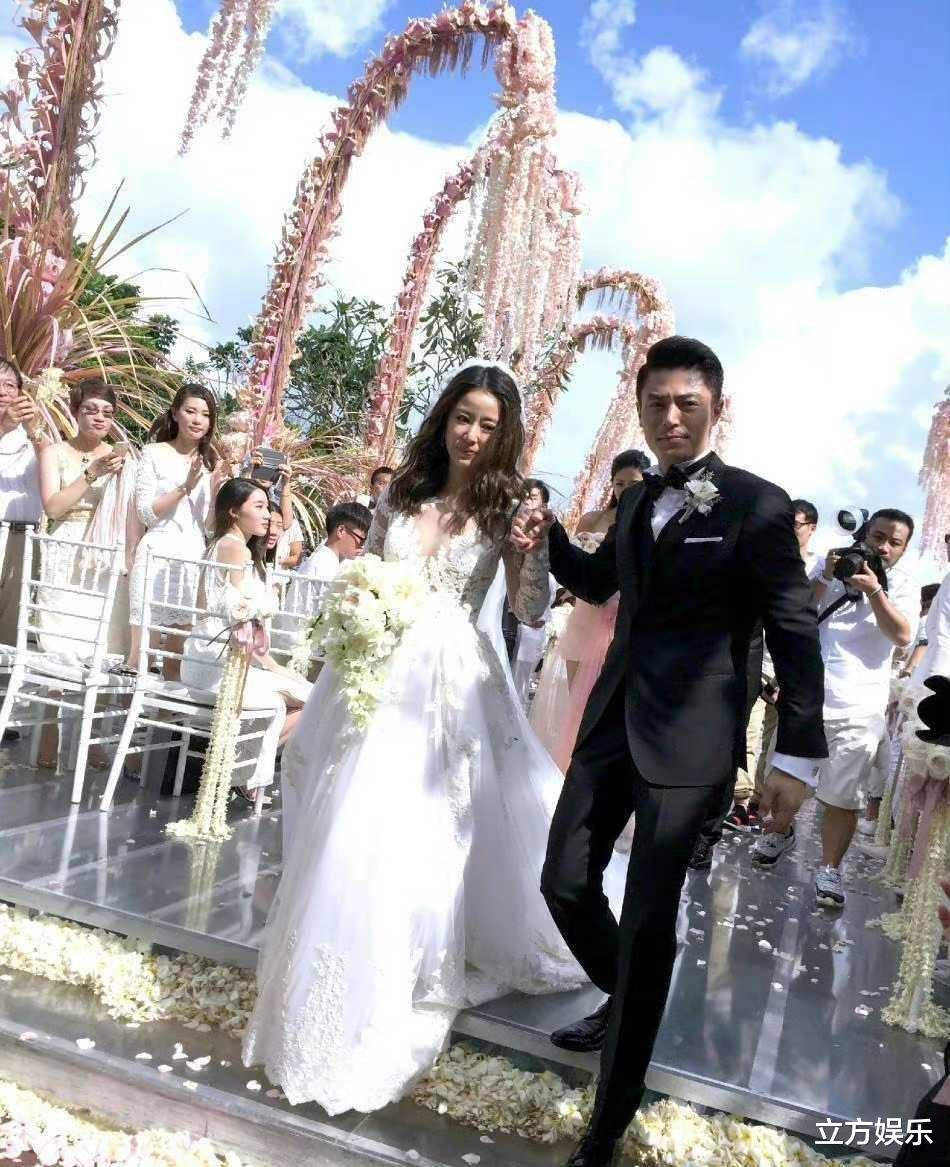 霍建华|霍建华与老婆带娃逛街，网友称其女儿酷似林心如，夫妇二人像素人