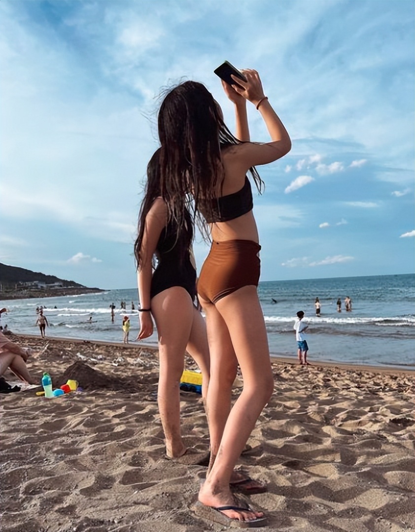 曹格 曹格11岁女儿完美逆袭,做美甲穿吊带打扮成熟,和妈妈越变越像