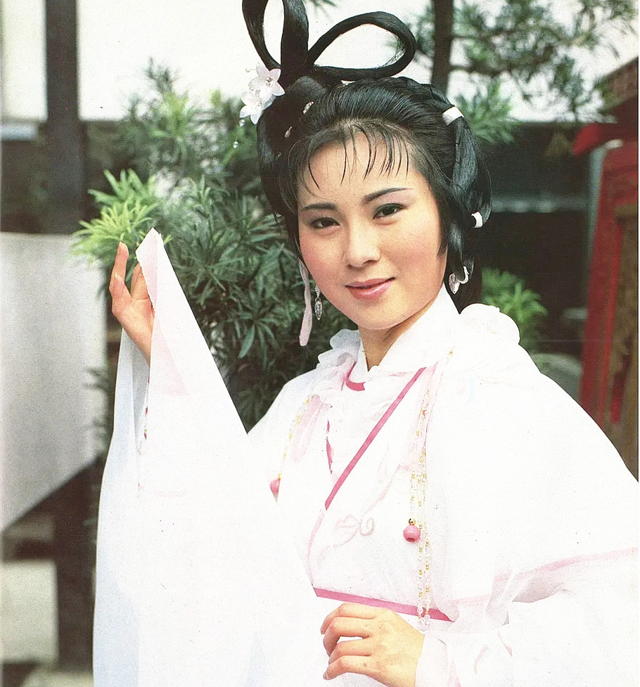 魏秋桦|某资深女星晒吃豪华大餐，鱼翅鲍鱼摆满桌，63岁仍坚持单身