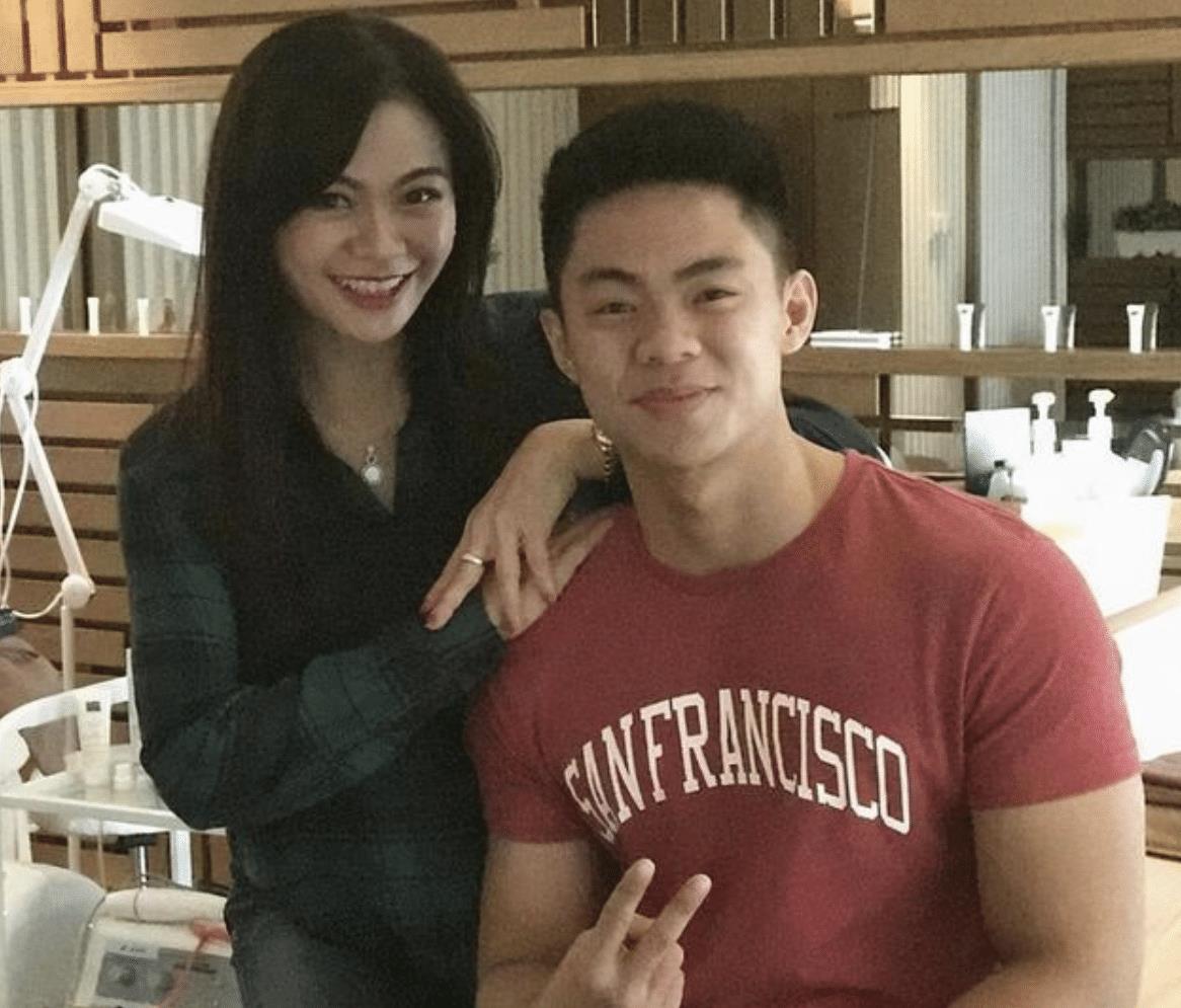 50岁妈妈被“嫌弃”,两个儿子不愿意一起逛街,怕路人误会成情侣