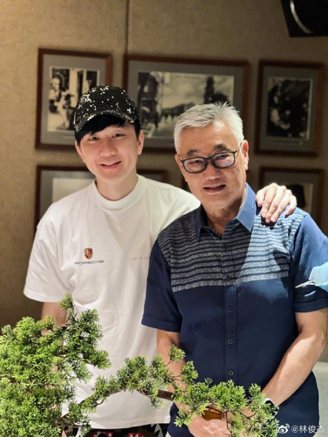 林俊杰|林俊杰新冠痊愈后现身，与父亲打高尔夫，粉丝合照特意嘱咐别公开