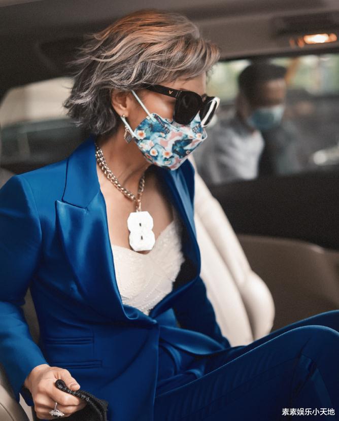 叶倩文|叶倩文蓝色西装太飒:61岁仍旧酷劲十足,气场强大像反派人物