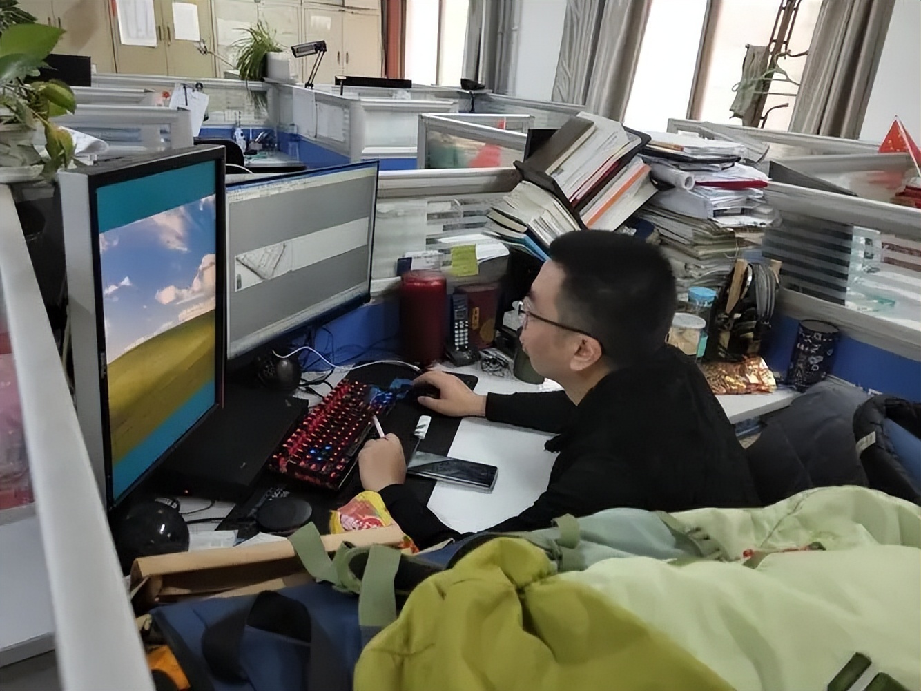 崇川|公司降薪后员工开始“摆烂”，经理吐槽：下班找不到人，不回信息