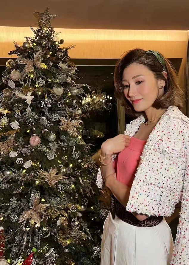 李嘉欣|51岁李嘉欣真是狠人！高调出院后立马参加聚会，穿格纹装大出风头