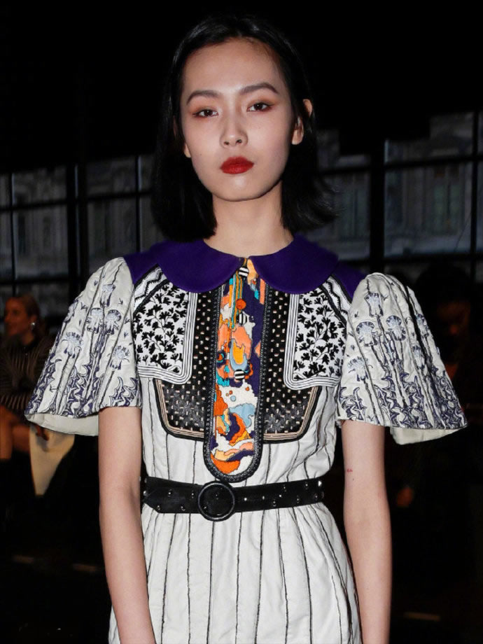 赌王千金何超莲时装周看秀,这一季LV的蓬蓬裙C位出道,很浪漫