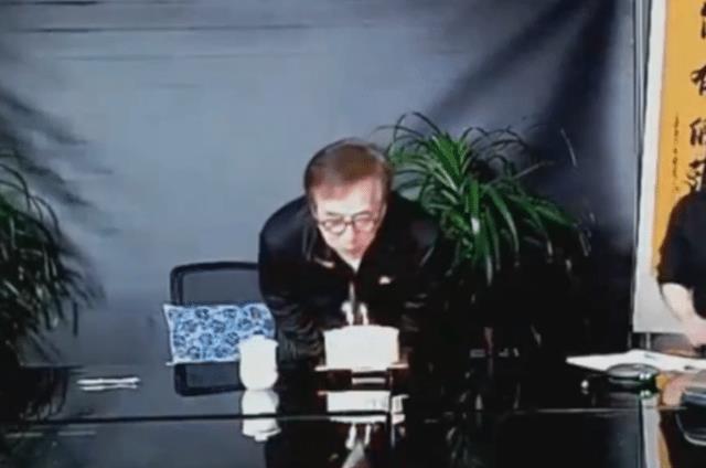 成龙|68岁成龙近况曝光，在剧组庆生，脸部皮肤松弛身形消瘦