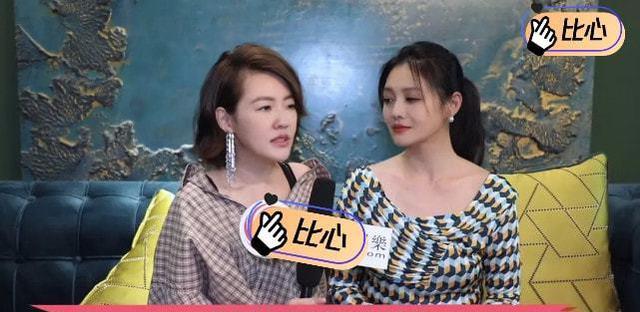 面粉 恢复单身的大S首次亮相，扎高马尾配印花连衣裙，状态好比25岁