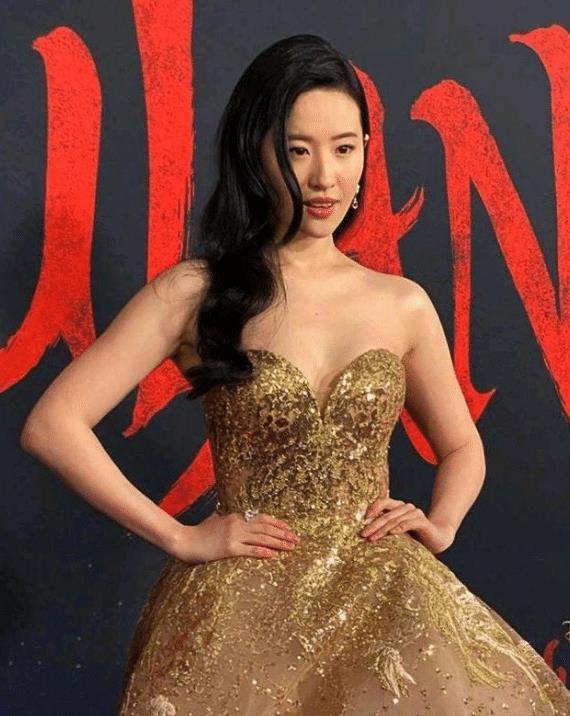 有一种尴尬叫“被发型封印颜值”，连高圆圆都被黄圣依艳压了