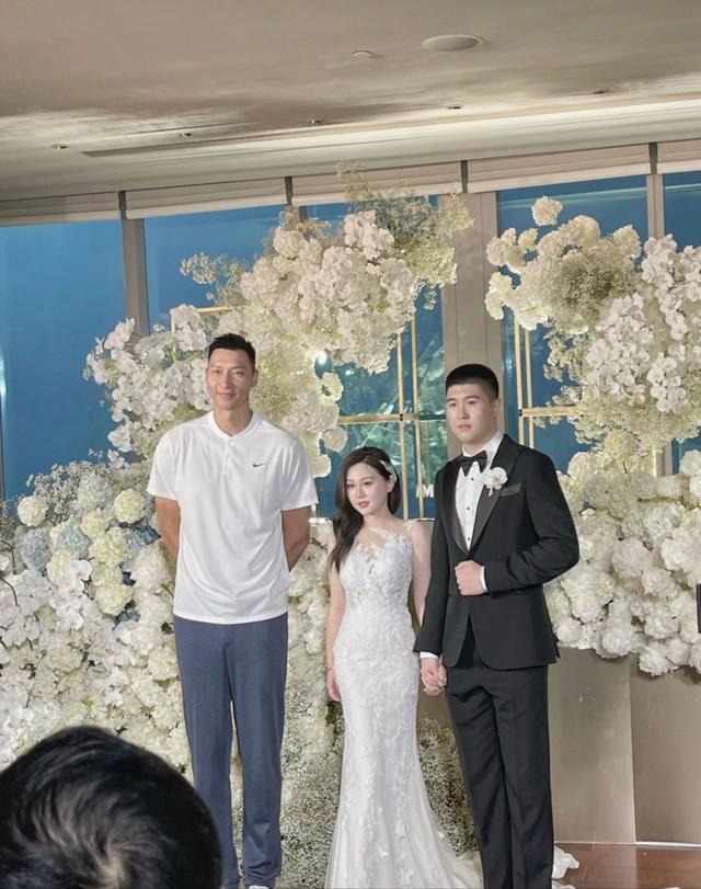 广州市|王薪凯广州大婚现场曝光!宏远化身最帅伴郎团,西装革履神似保镖