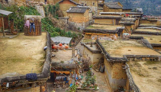 旅行|云南这座古村有点意思，全村1000多间土库房，距今已三百余年