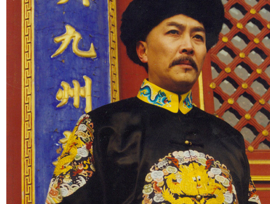 1997年,唐国强一年出演7部电视剧,其中《雍正王朝》更是火爆一时,接连