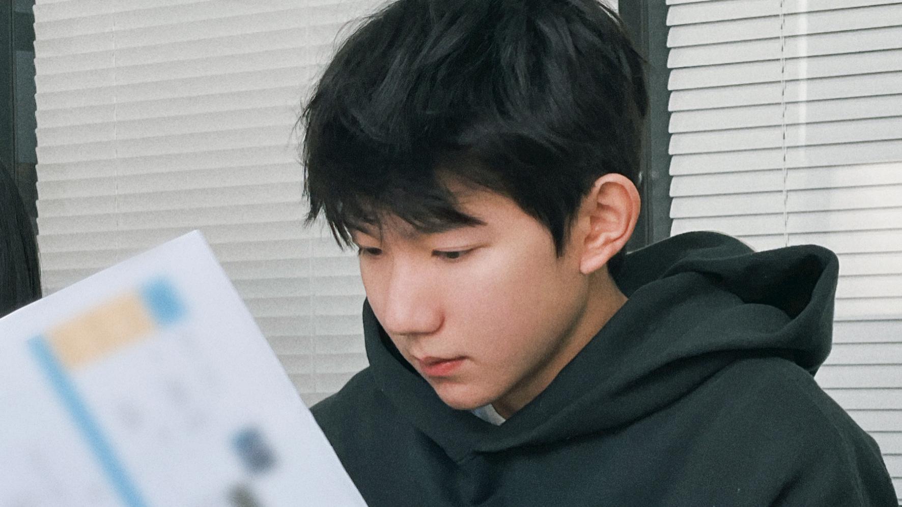 王源|王源新专辑正在筹备中，顶着鸡窝头的严肃模样，超级可爱！