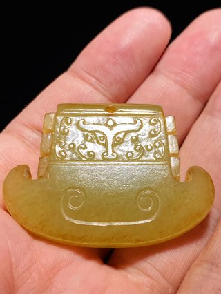 和田玉籽料|清乾隆 和田玉籽料 黄玉 玉钺 博古兽面纹 斧形珮 挂件