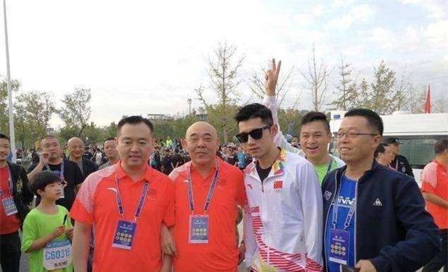 孔令辉|孔令辉近照发福严重，47岁发际线后移显老态，参加活动有望回国乒