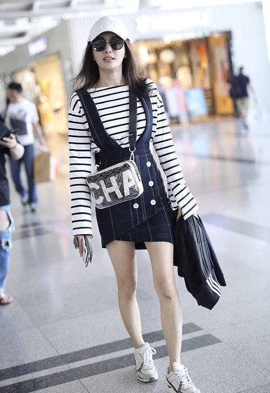 秦岚|秦岚的身材不服不行了，穿着黑白条纹T恤配背带裙，却显得很妩媚