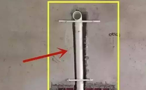 头次见有钱人这样设计电视墙，墙内埋根PVC水管，真的太实用了