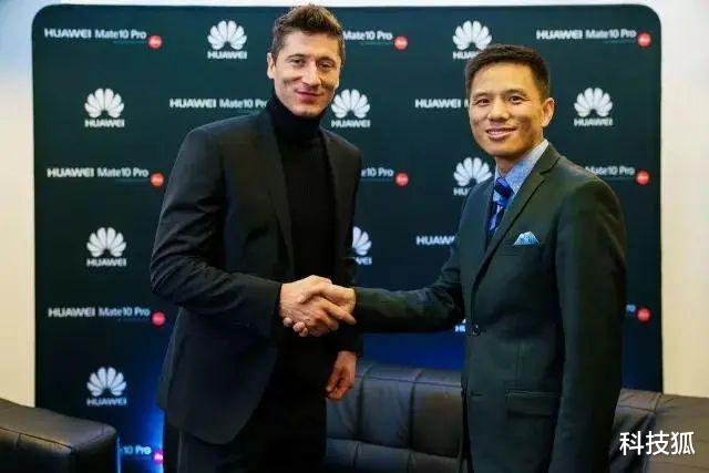 梅西|球星莱万与华为解约！原因惹怒网友