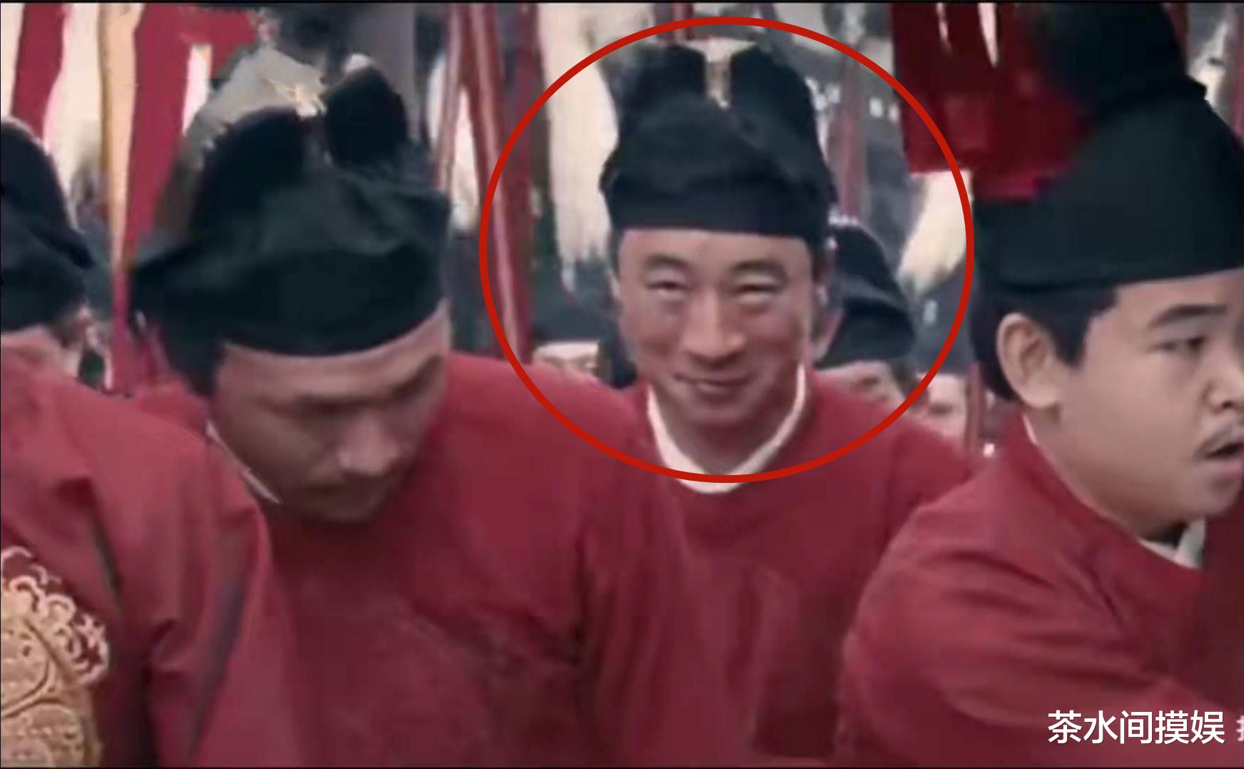 黄子韬|影视剧路人甲有多抢镜？捂嘴偷笑、当街接吻，比主角还“戏精”