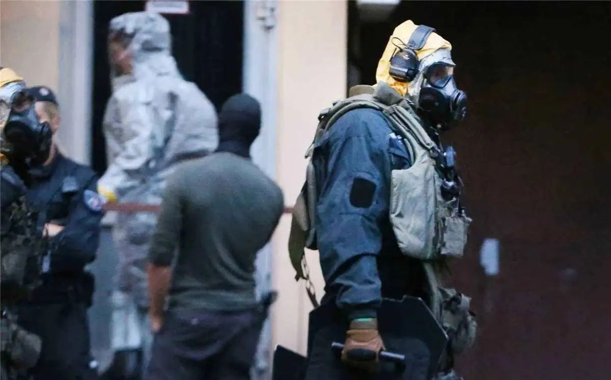 美国装都不想装了,生化实验反人类行为,人为迭代升级新冠病毒