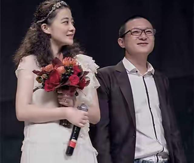 梅婷|梅婷久居法国生活惬意，素颜与粉丝依偎合照，小肚腩凸出仍气质佳