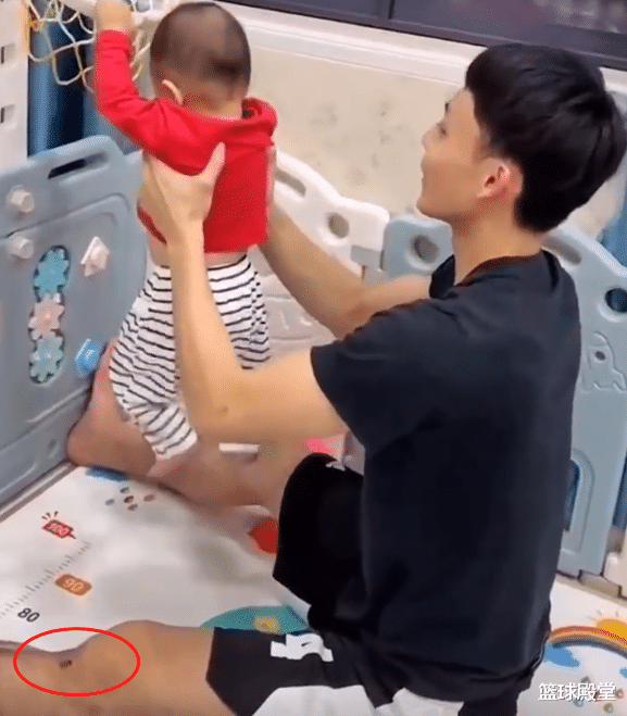 徐杰|徐杰回家带娃！亲自教外甥扣篮，玩得不亦乐乎，膝盖伤疤惹心疼